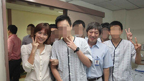 손예진, 김갑수와 병원 체험 포착…숏커트 헤어스타일 눈길