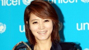 [포토] 김혜수, 위촉패 들고 ‘싱그러운 미소’