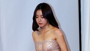 [포토] 서우, 초미니 드레스 ‘너무 짧나? 신경쓰여…’