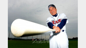 [김종건의 아날로그 베이스볼] 탈모로 공 대신 모자를 잡았던 나 김재박은 내 머리에 태그를 했다