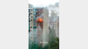 불길에 휩싸인 아파트