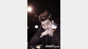 ‘로고킹’ 공유, 강렬한 눈빛과 거친 매력… ‘남성미 폭발’