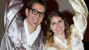 [포토] 브래드 부부, 한복도 잘 어울리네