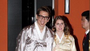 [포토] 브래드 부부, 한복입고 모델 워킹