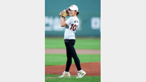 [포토] 이예랑, DJ 맞아? 사직구장 시구서 숨겨진 S라인 발산