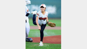 [포토] 이예랑, 스키니진 시구…선수들까지 반하겠어