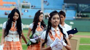 [포토] 치어리더, 완벽 의상+몸매로 그라운드 위 워킹