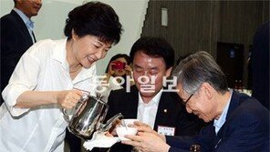 친박도 ‘홍사덕 유신옹호 발언’ 비판… 등 떠밀리는 朴, 달라진 유신입장 내놓을까