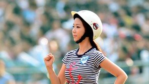 [포토] 롯데 배트걸, 탄탄 허벅지로 그라운드 질주