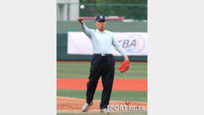 [포토] 김응룡 전 삼성 사장, 힘찬 시구로 노익장 과시