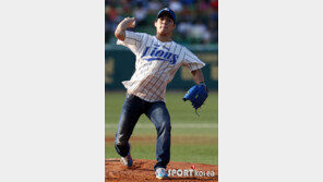 [포토] 김현우, 시구도 금메달급 ‘야구 해도 되겠어’