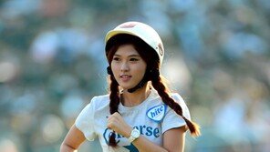 [포토] 롯데 배트걸, 그라운드 위 눈부신 각선미로 질주