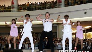 [포토] 싸이, 타임스퀘어 가득 채우는 격정적 말춤