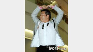 [포토] 싸이, 겨드랑이 깜짝 노출 ‘통풍은 필수’