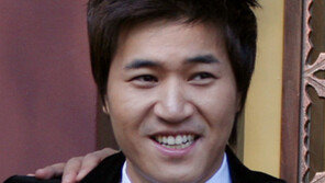 [연예 뉴스 스테이션] 김종민,태풍 사고…“집안 살피다 다리 다쳐 깁스”