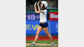 [포토] 롯데 배트걸, 귀요미 본능…男心 ‘어쩜 이래!’