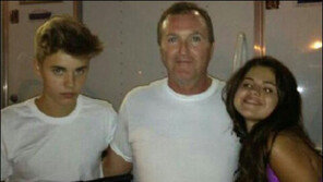 저스틴 비버, 아버지에게 총 겨누고 있는 사진 ‘충격’