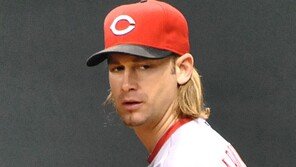 신시내티 투수 아로요 “기타 없으면 야구 못해!”