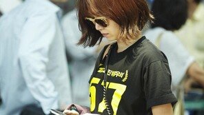 [포토] 공효진, 패션센스 발휘… ‘577 티셔츠 포착’