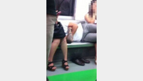 여자 무릎 베고 누운 ‘지하철 문신남’ 논란