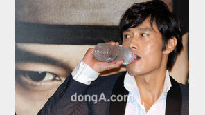 [SD포토] 이병헌, 연인 이민정 생각하나 ‘목이 타네’