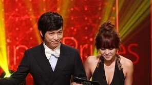 [포토] 나르샤, 고개 숙이니 더 아찔한 가슴골