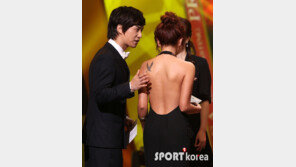 [포토] 김원준, 나르샤 화끈 뒤태에 나쁜 손?