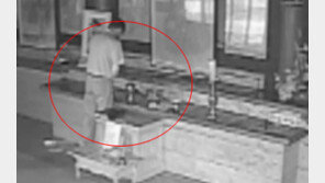 [뉴스A]전직 목사, 절에 침입해 탱화 낙서하고 소변까지…