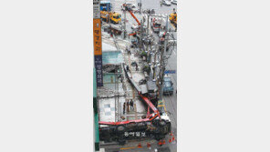 간판 작업 크레인 인도 덮쳐 8명 부상