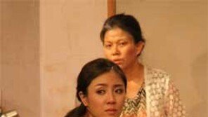 [공연 리뷰]위안부-양공주-외국인 윤락녀… 그 슬픈 3각 변주곡