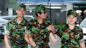 [포토] ‘전역’ 정경호, 민경훈-김혜성 손 잡고 마지막 인사