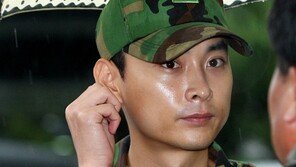 [포토] 정경호 전역현장…민경훈 ‘검게 그을린 구릿빛 피부’