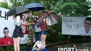 [포토] 배우 정경호의 전역 현장 ‘기다렸다, 오늘만을!’ 