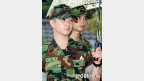 [포토] 김혜성-민경훈, 전역하는 정경호 보며 ‘부러운 눈빛’ 