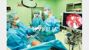 [헬스&뷰티]지름 4cm 구멍 하나로 종양제거… 폐암수술이 바뀐다