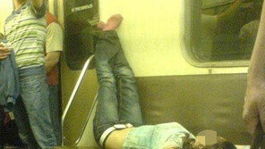 ‘지하철 문신남’ 이어 ‘지하철 피곤녀’ 까지 “해도 너무해!”