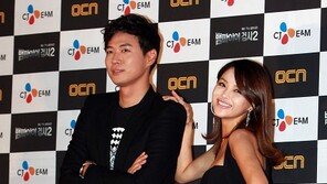 [포토] 연정훈-이영아, 어깨에 손 올리고 ‘섹시한 포즈’