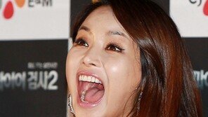 [포토] 이영아, 비키니 공약에 깜놀 ‘뭐하는거야!’