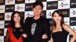 [포토] 연정훈, 한가인도 모자라 유리코-이영아 양 옆에