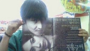 심심했던 편의점 알바생 ‘폭소’… “장동건 되기 어렵지 않아요~”