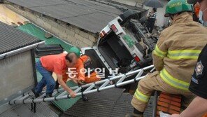 주차장 뚫고… 지붕 위로 떨어진 車