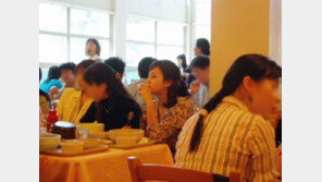 김태희, 식당 포착 ‘CG급 미모’ 자체발광