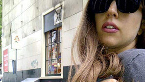 레이디 가가, 갈비뼈 문신 포착 ‘온몸이 도화지?’