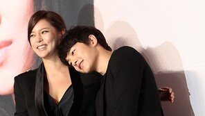 [SD포토] 송중기, 박시연 어깨에 살포시~