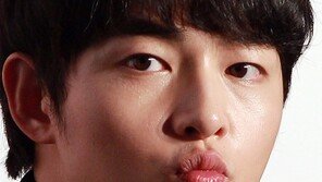 [포토] ‘차칸남자’ 송중기, 섹시 입술 애교 女心 ‘녹네 녹아’