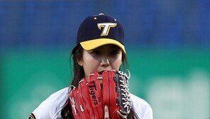 [포토] ‘미스코리아 선’ 이정빈, 시구 전 사인은 상큼하게~