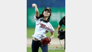 [포토] 미스코리아 이정빈 명품시구…‘복근도 까꿍!’