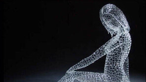 국수처럼 만든 유리조각 “정말 섬세하게 만들었네”