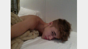 잠에서 깬 저스틴 비버의 부스스한 모습도 좋아?… “꺅!”