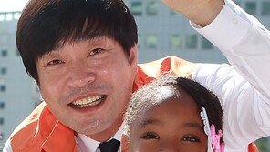 [포토] 손현주, ‘사랑의 웃음을 전파할게요~’